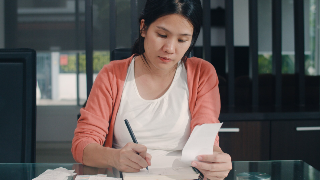 Mỗi tháng kiếm được 40 triệu mà vẫn âm tiền, mẹ già bất lực nhìn con dâu thắt chặt từng đồng còn con trai lại tiêu như nước- Ảnh 2. Mỗi tháng kiếm được 40 triệu mà vẫn âm tiền, mẹ già bất lực nhìn con dâu thắt chặt từng đồng còn con trai lại tiêu như nước- Ảnh 2.