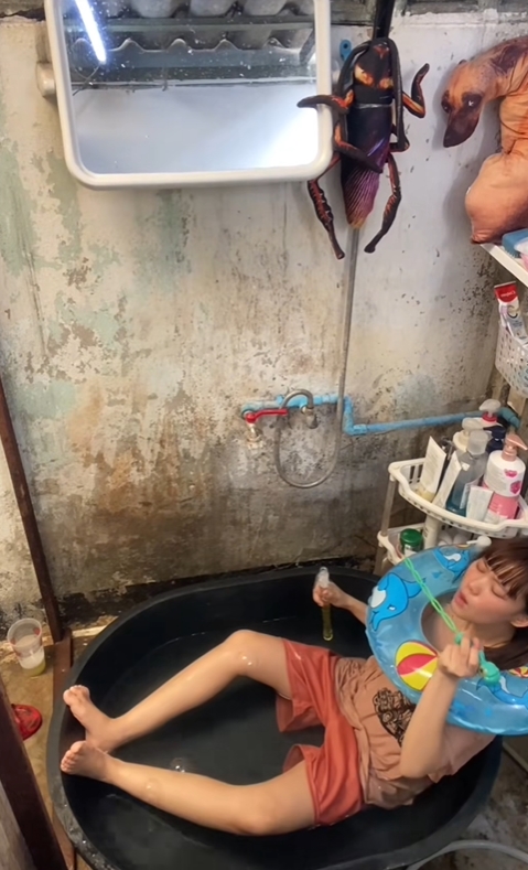 Cuộc sống kì lạ trong toilet 5m2 hút hàng triệu người- Ảnh 9.