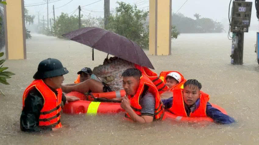 Miền Bắc sắp đón thêm đợt không khí lạnh mạnh, miền Trung mưa lớn diện rộng - Ảnh 1.