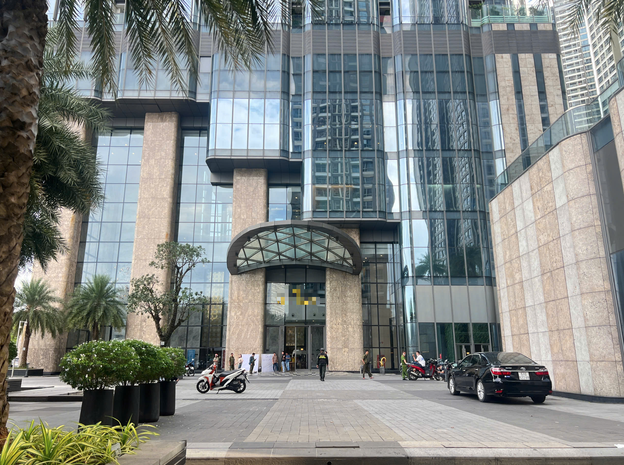 Vụ phát hiện thi thể trong túi trước sảnh chung cư ở TP.HCM: Hé lộ về nạn nhân và 2 nghi phạm- Ảnh 2. Vụ phát hiện thi thể trong túi trước sảnh chung cư ở TP.HCM: Hé lộ về nạn nhân và 2 nghi phạm- Ảnh 2.