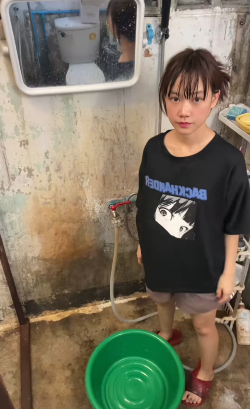 Cuộc sống kì lạ trong toilet 5m2 hút hàng triệu người- Ảnh 1. Cuộc sống kì lạ trong toilet 5m2 hút hàng triệu người- Ảnh 1.