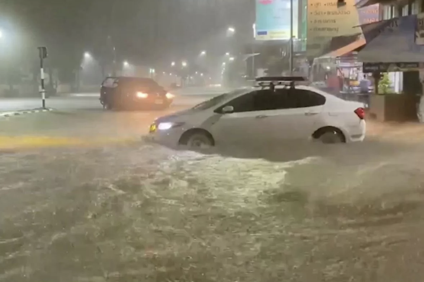 Thái Lan, Malaysia chật vật vì lũ lụt - Ảnh 8.