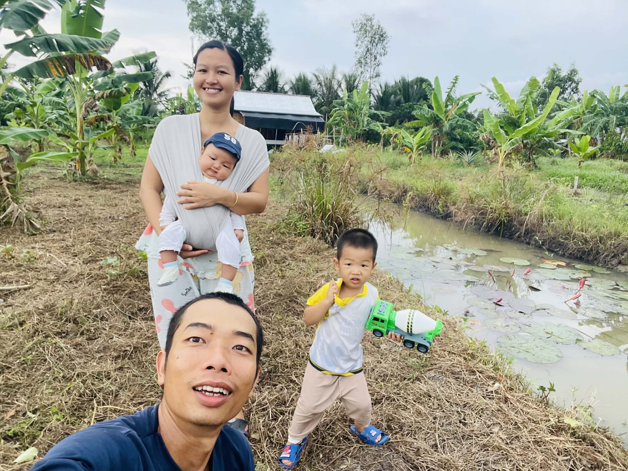 Từng sống trong căn phòng trọ chật chội ở thành phố, vợ chồng trẻ quyết định về quê để con có tuổi thơ trọn vẹn- Ảnh 1. Từng sống trong căn phòng trọ chật chội ở thành phố, vợ chồng trẻ quyết định về quê để con có tuổi thơ trọn vẹn- Ảnh 1.