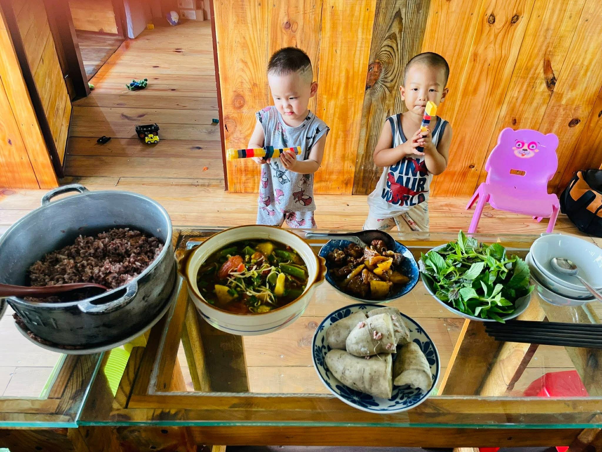 Từng sống trong căn phòng trọ chật chội ở thành phố, vợ chồng trẻ quyết định về quê để con có tuổi thơ trọn vẹn- Ảnh 8. Từng sống trong căn phòng trọ chật chội ở thành phố, vợ chồng trẻ quyết định về quê để con có tuổi thơ trọn vẹn- Ảnh 8.