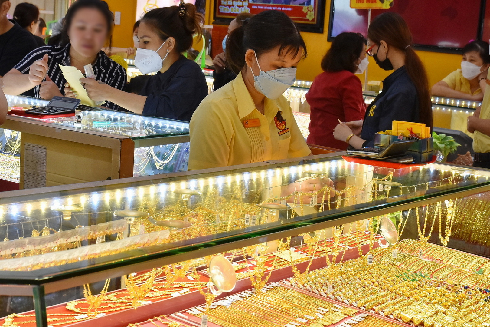 Giá vàng hôm nay 24-11: Vừa mở cửa, giảm tiếp - Ảnh 1.