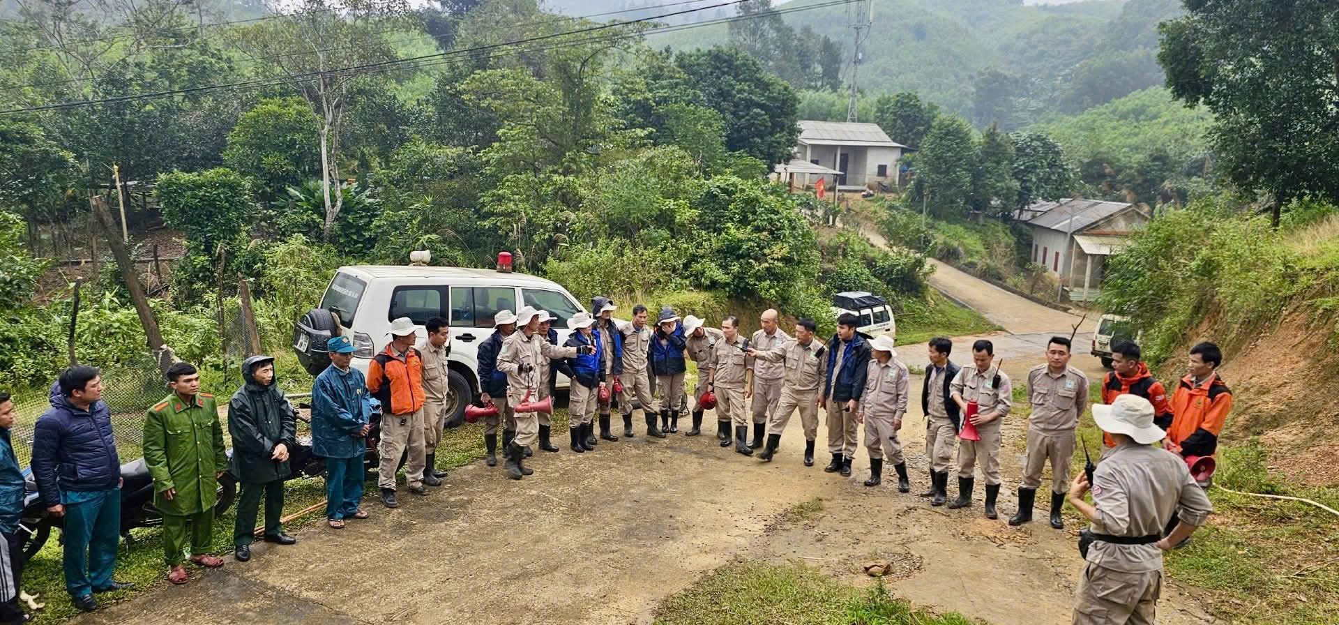 Quảng Trị: Phát hiện bom MK 82 sau mưa lũ , xử lý an toàn cho dân - Ảnh 2.