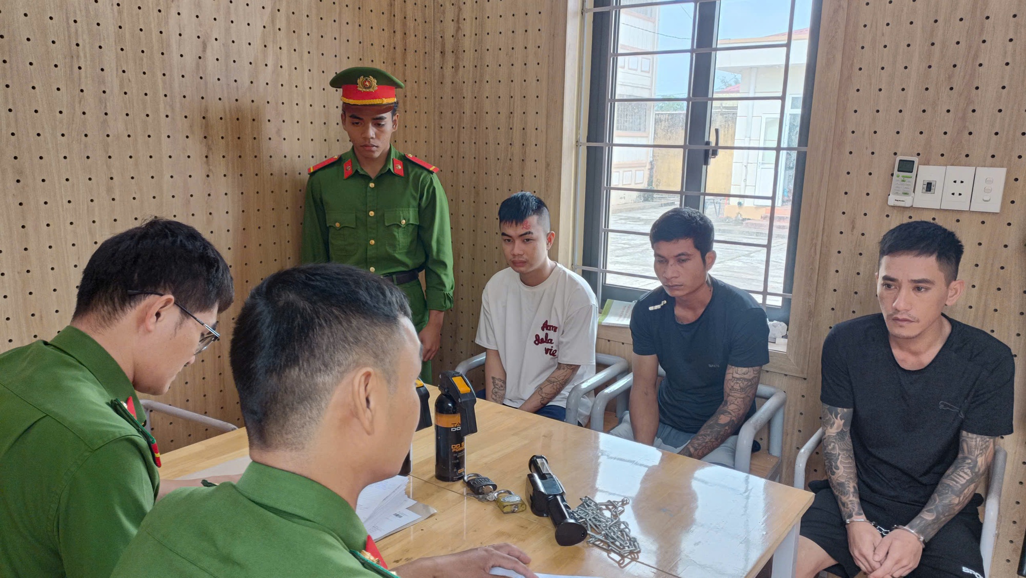 Tra tấn nữ nhân viên Karaoke Tại Đắk Lắk: Cuộc sống kinh hoàng của nạn nhân - Ảnh 1. Tra tấn nữ nhân viên Karaoke Tại Đắk Lắk: Cuộc sống kinh hoàng của nạn nhân - Ảnh 1.