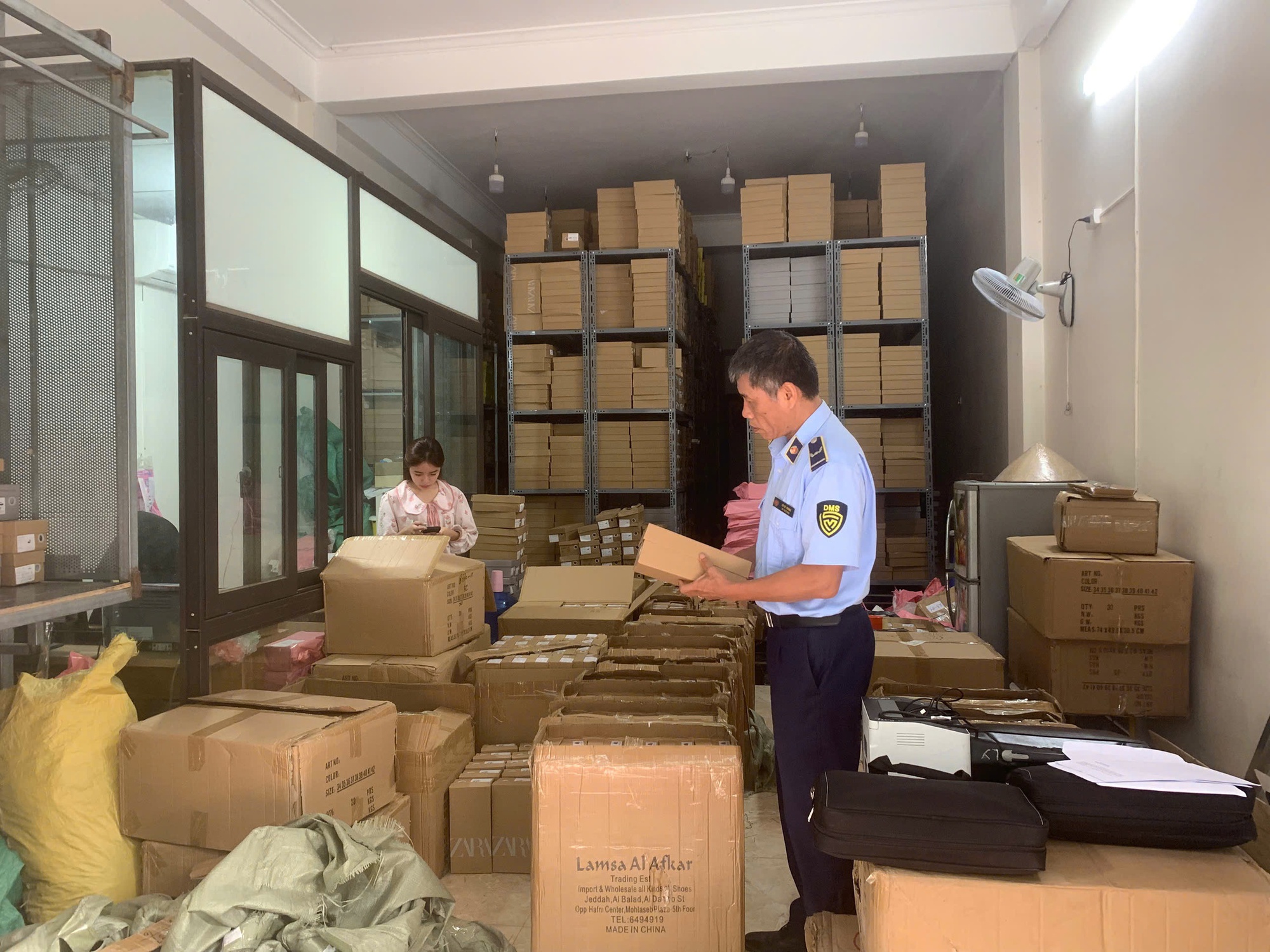 Hà Nội: Thu giữ hơn 7.000 sản phẩm nghi giả nhãn hiệu ZARA - Ảnh 1.