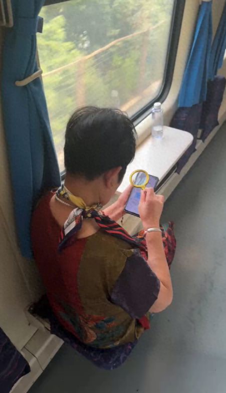 Vô tình liếc nhìn điện thoại cụ bà ngồi cạnh, nam sinh tái mặt trước tin nhắn mình thấy, vội vàng báo nhân viên an ninh