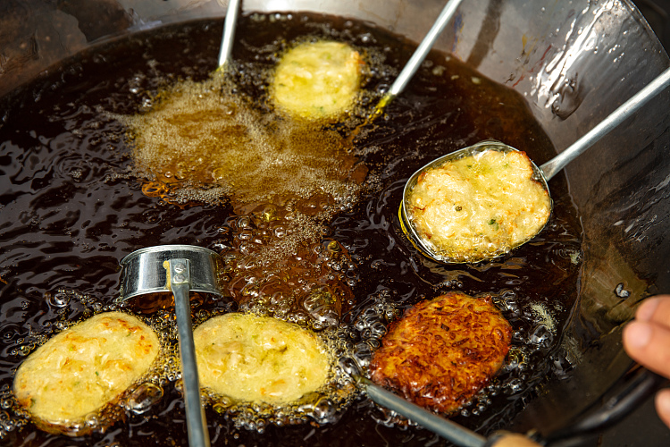 4 loại dầu ăn nhiều "phá gan", thơm ngon mấy cũng hạn chế- Ảnh 1. 4 loại dầu ăn nhiều "phá gan", thơm ngon mấy cũng hạn chế- Ảnh 1.