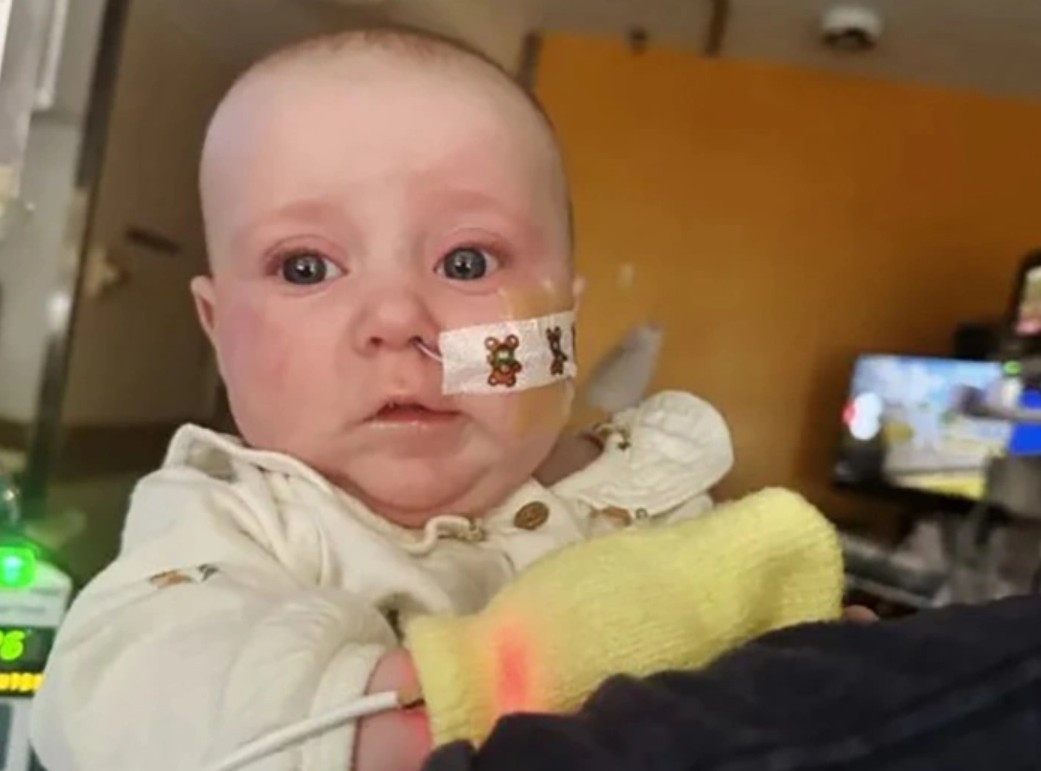 Bé 4 tháng tuổi ngộ độc sau khi uống sữa ByHeart của Mỹ: Ám ảnh con li bì, bác sĩ luồn ống truyền tĩnh mạch- Ảnh 1. Bé 4 tháng tuổi ngộ độc sau khi uống sữa ByHeart của Mỹ: Ám ảnh con li bì, bác sĩ luồn ống truyền tĩnh mạch- Ảnh 1.