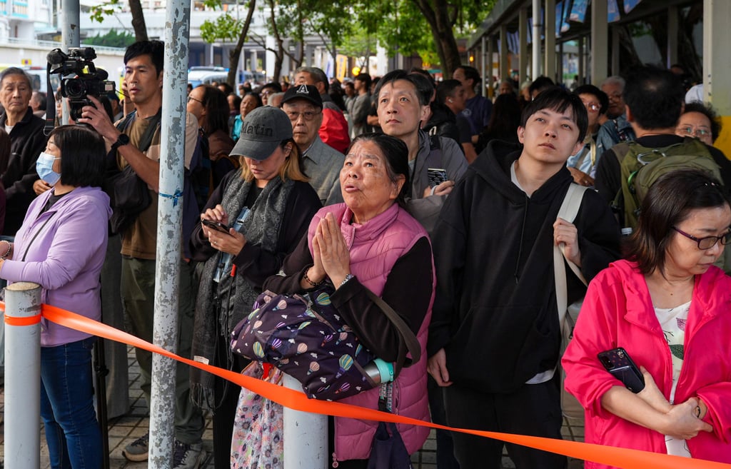 Cảnh tượng tựa tận thế: 3 toà chung cư cháy như đuốc, 4.000 người Hong Kong đối mặt hỏa hoạn mức cao nhất sau hơn một thập kỷ- Ảnh 14.