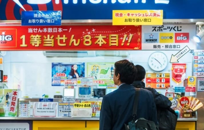 Người đàn ông trúng độc đắc gần 100 tỷ USD nhưng giấu vợ, giả vờ mặc áo cũ nhưng sắm xe sang, đi nghỉ dưỡng- Ảnh 1. Người đàn ông trúng độc đắc gần 100 tỷ USD nhưng giấu vợ, giả vờ mặc áo cũ nhưng sắm xe sang, đi nghỉ dưỡng- Ảnh 1.