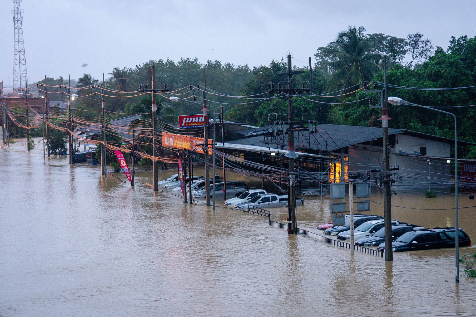Nhiều bệnh viện kêu cứu ở Thái Lan vì lũ lụt - Ảnh 6.