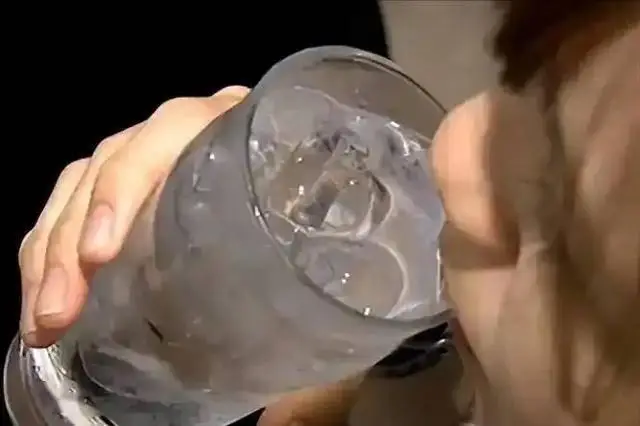 Ngày càng có nhiều người nhồi máu cơ tim buổi sáng, bác sĩ nghẹn giọng nói có 3 loại nước là thủ phạm: "Uống ít 3 món này đi thôi"- Ảnh 1. Ngày càng có nhiều người nhồi máu cơ tim buổi sáng, bác sĩ nghẹn giọng nói có 3 loại nước là thủ phạm: "Uống ít 3 món này đi thôi"- Ảnh 1.