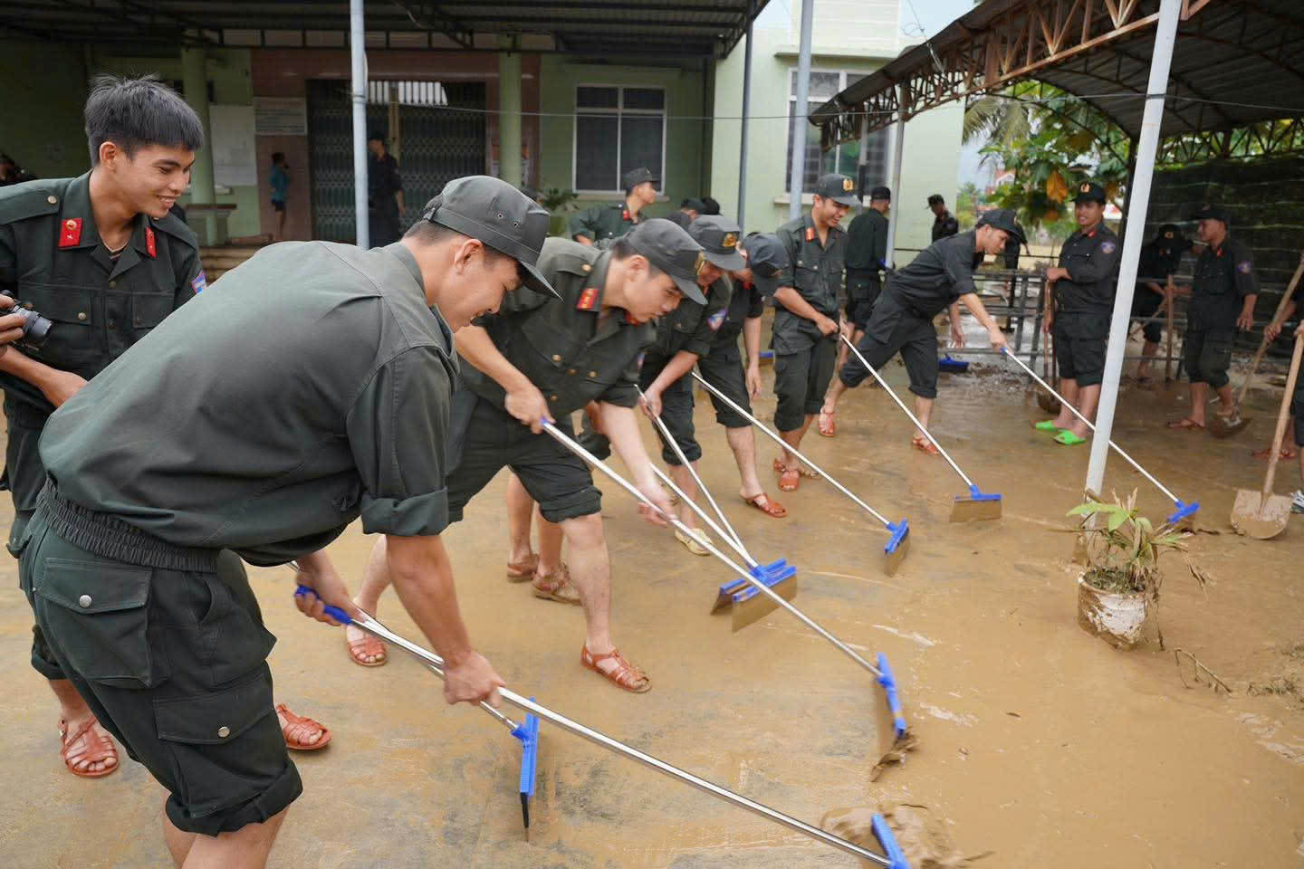 Công điện mới của Thủ tướng: Đẩy mạnh phục hồi sản xuất, phấn đấu tăng trưởng cả năm trên 8% - Ảnh 1.