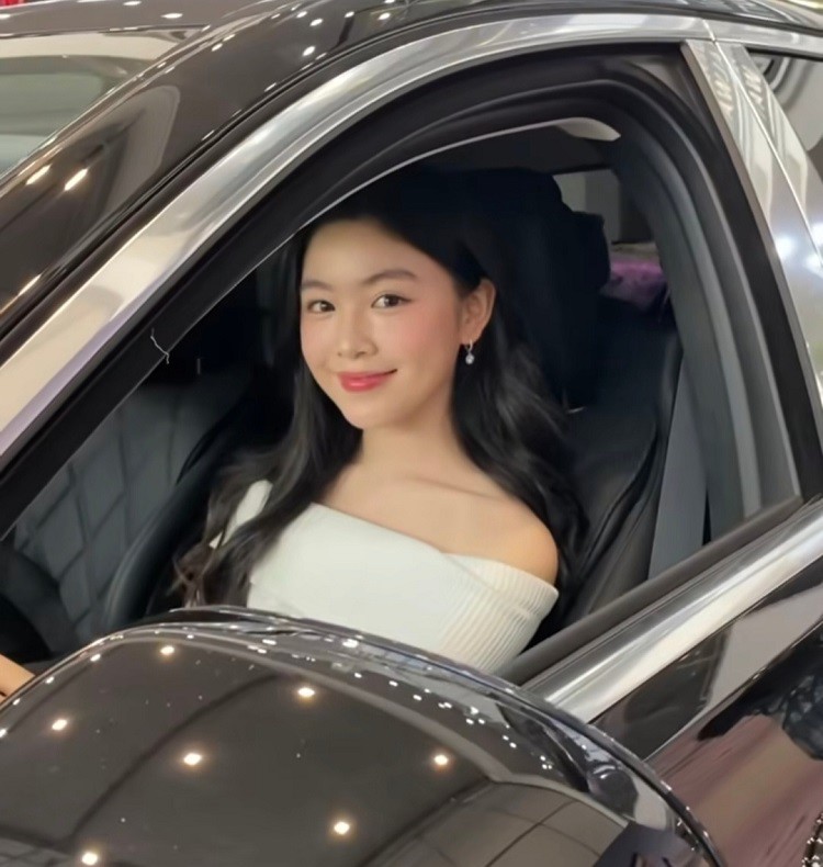 Con gái nam NSƯT nổi tiếng: Đi xe sang, sống trong biệt thự 21 tỷ ở quận 7, bố "alo" là chuyển tiền- Ảnh 2. Con gái nam NSƯT nổi tiếng: Đi xe sang, sống trong biệt thự 21 tỷ ở quận 7, bố "alo" là chuyển tiền- Ảnh 2.