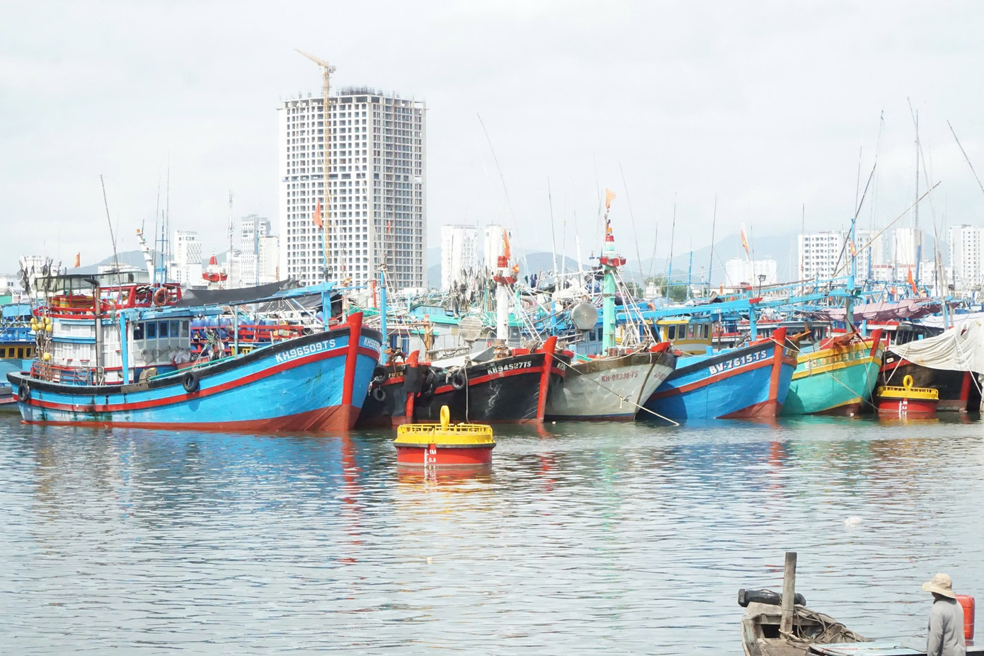 Khánh Hòa cấm biển từ 7 giờ ngày 28/11 để ứng phó bão số 15- Ảnh 1.