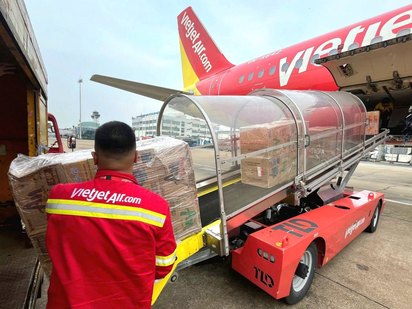 Những chuyến bay Vietjet chở đầy yêu thương - Ảnh 1. Những chuyến bay Vietjet chở đầy yêu thương - Ảnh 1.