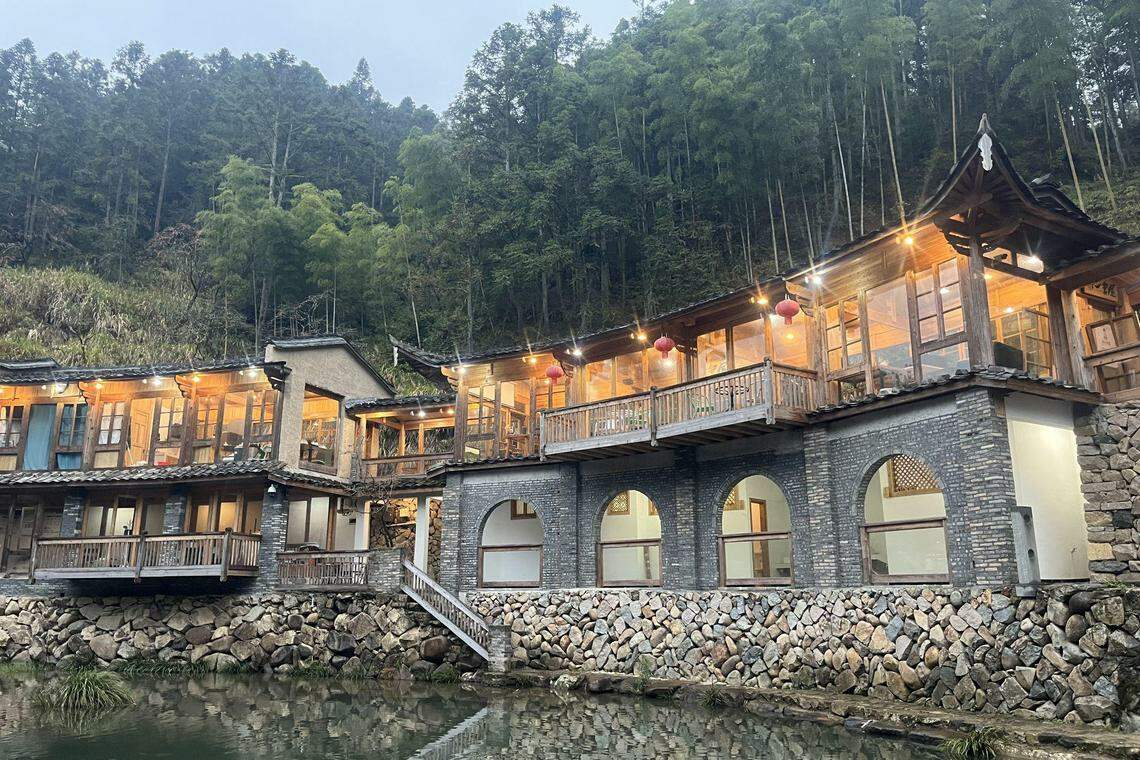 photo-1764230650251 photo-1764230650251