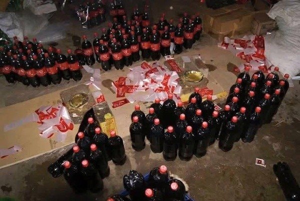 Đột kích một nhà máy ở Pakistan, công an triệt phá đường dây sản xuất nước ngọt giả, tich thu hơn 2.000 lít hóa chất cùng lượng lớn chai lọ, máy chiết rót- Ảnh 1.