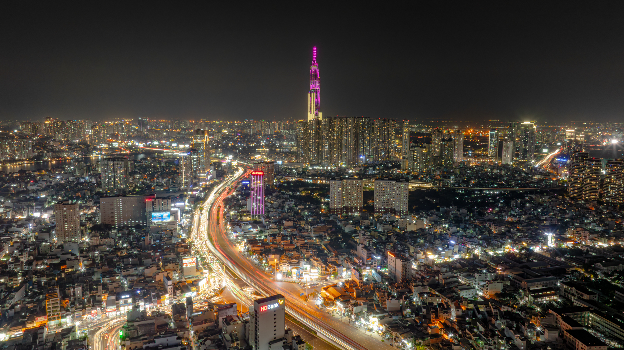 Cảnh trái ngược ở 2 tòa tháp biểu tượng ở TP.HCM: Nơi kín chỗ, nơi chẳng ai thuê - Ảnh 13.