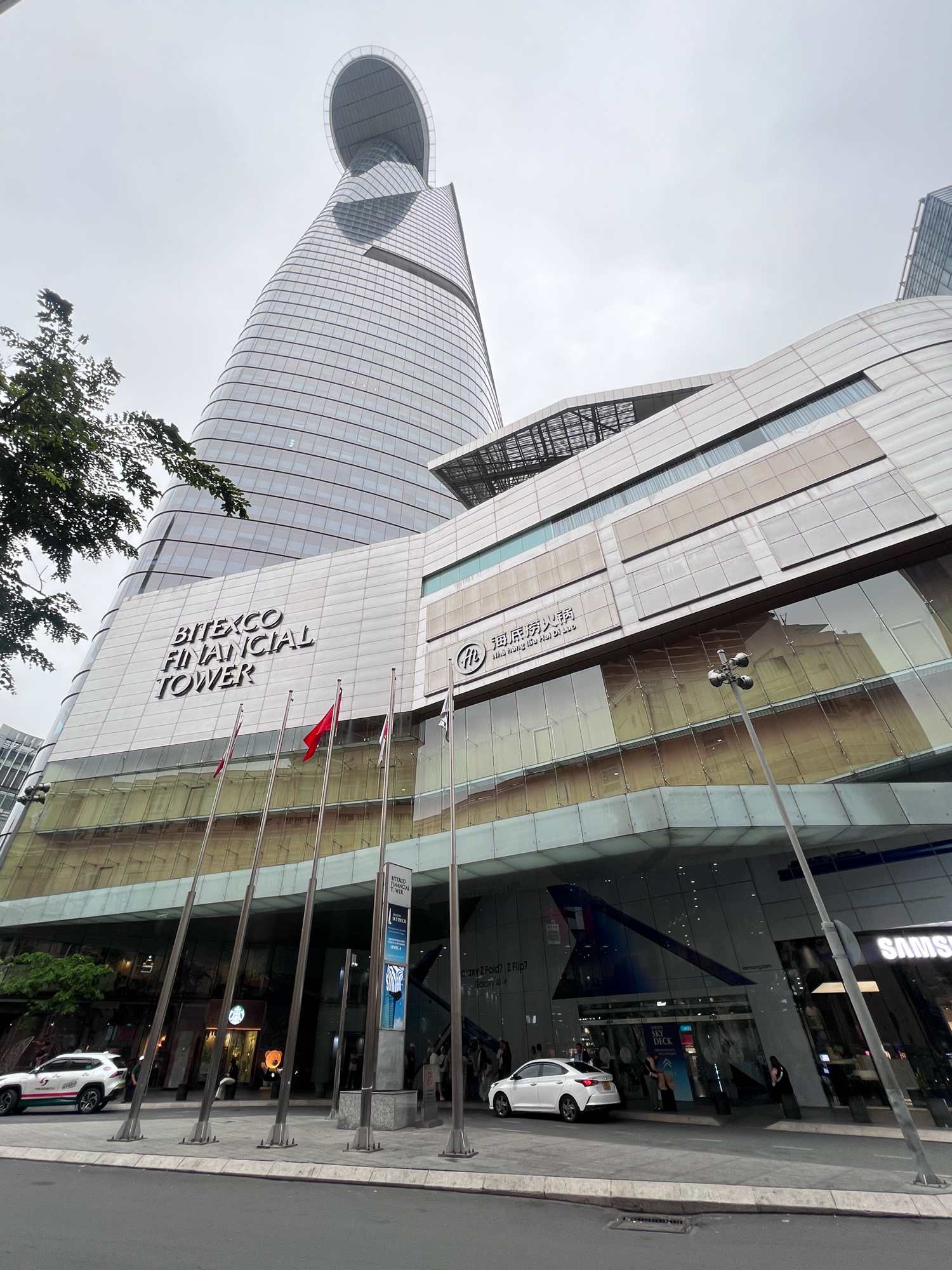 Cảnh trái ngược ở 2 tòa tháp biểu tượng ở TP.HCM: Nơi kín chỗ, nơi chẳng ai thuê - Ảnh 2.