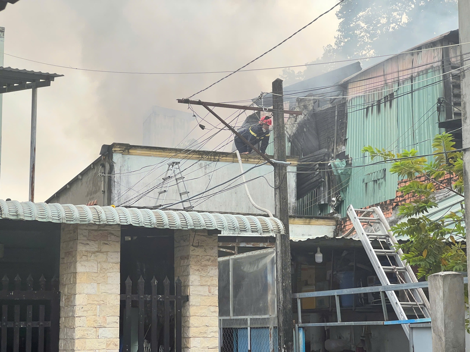 Cháy kho hàng ở xa lộ Hà Nội - TPHCM khiến nhiều tài sản bị thiêu rụi - Ảnh 2. Cháy kho hàng ở xa lộ Hà Nội - TPHCM khiến nhiều tài sản bị thiêu rụi - Ảnh 2.
