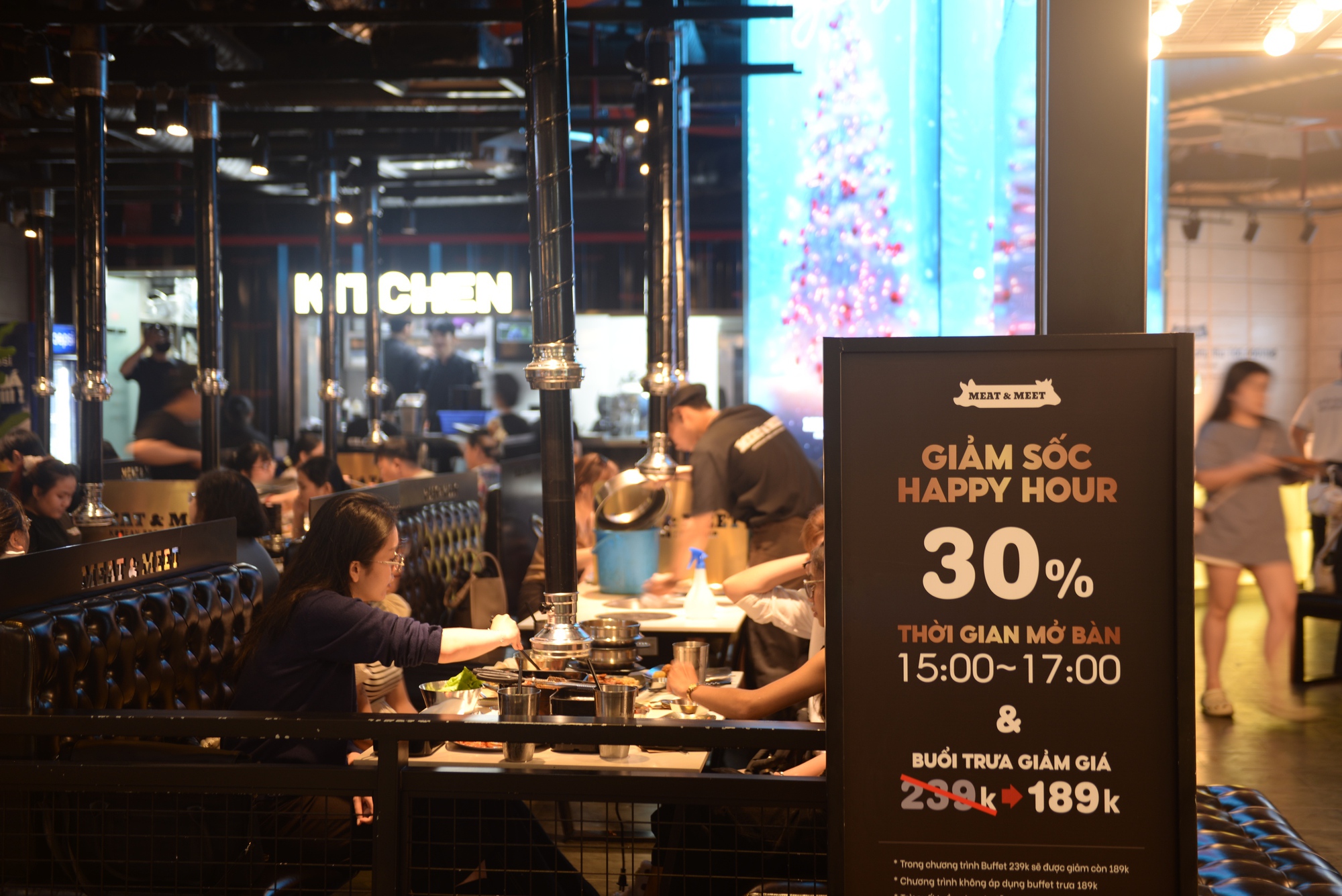 Tranh thủ giờ ăn trưa, dân công sở đổ xô tới trung tâm thương mại dịp Black Friday - Ảnh 3.