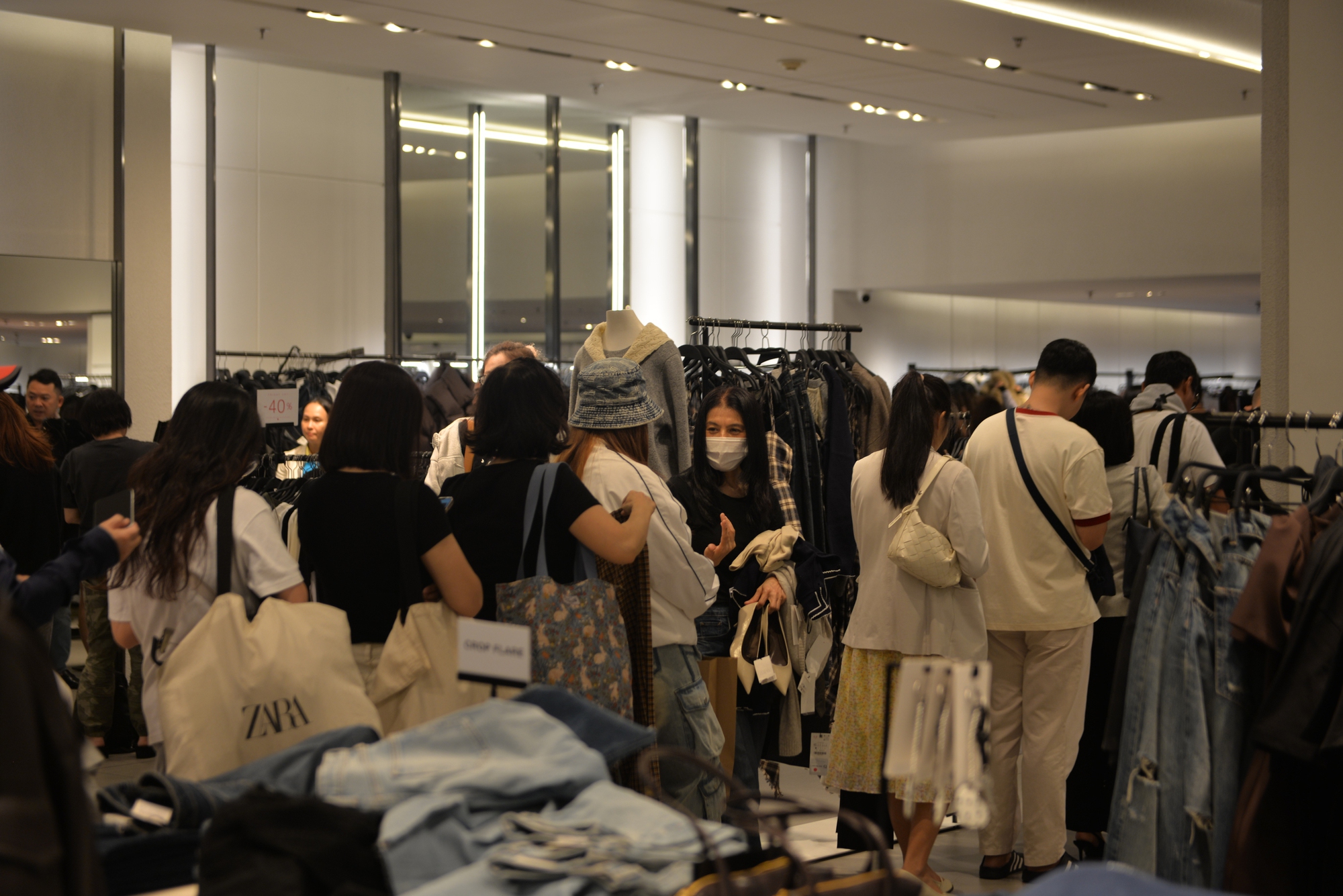 Tranh thủ giờ ăn trưa, dân công sở đổ xô tới trung tâm thương mại dịp Black Friday - Ảnh 1.