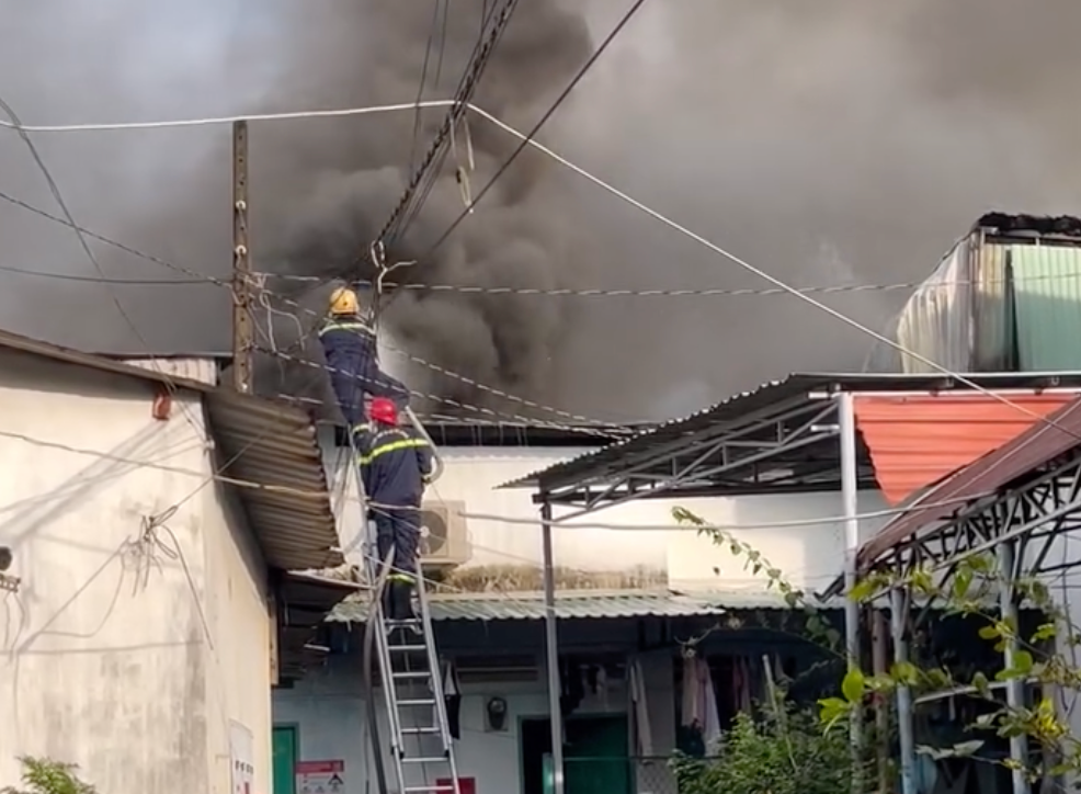 Cháy kho hàng ở xa lộ Hà Nội - TPHCM khiến nhiều tài sản bị thiêu rụi - Ảnh 4. Cháy kho hàng ở xa lộ Hà Nội - TPHCM khiến nhiều tài sản bị thiêu rụi - Ảnh 4.