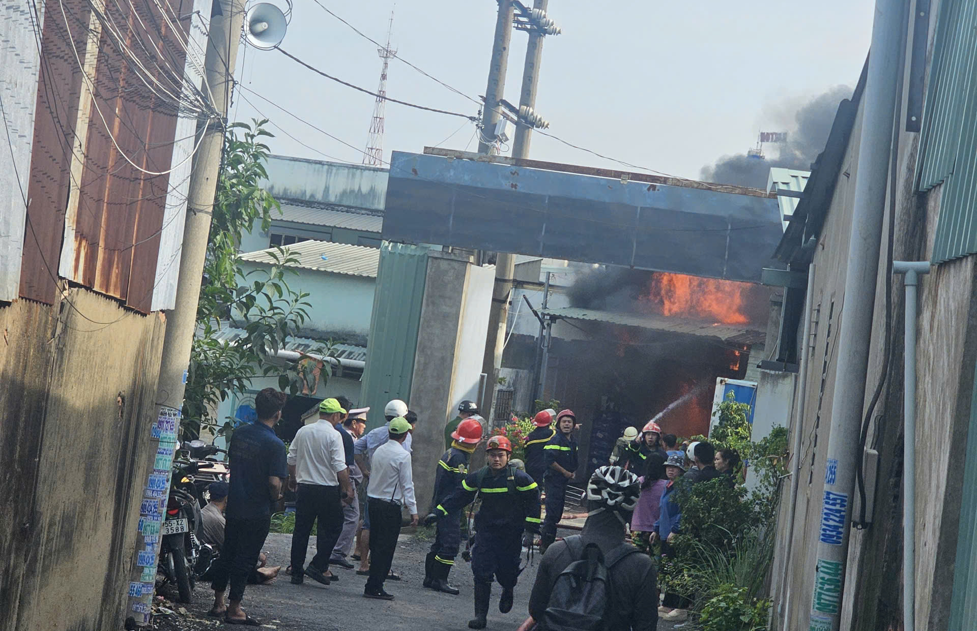 Cháy kho hàng ở xa lộ Hà Nội - TPHCM khiến nhiều tài sản bị thiêu rụi - Ảnh 3. Cháy kho hàng ở xa lộ Hà Nội - TPHCM khiến nhiều tài sản bị thiêu rụi - Ảnh 3.