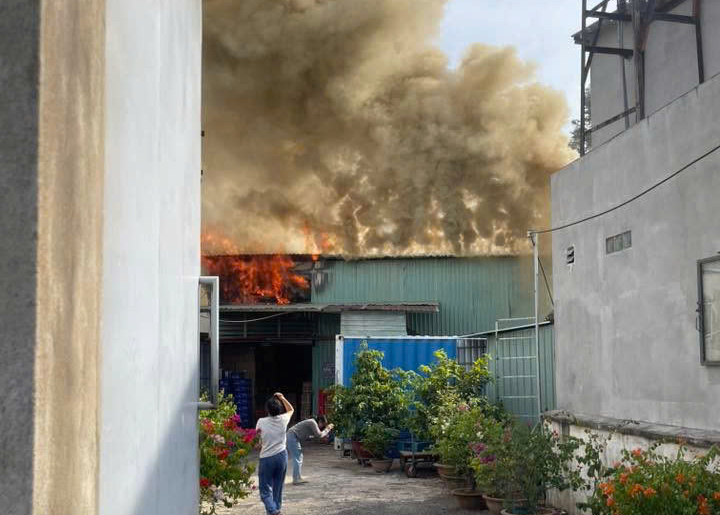 Cháy kho hàng ở xa lộ Hà Nội - TPHCM khiến nhiều tài sản bị thiêu rụi - Ảnh 1. Cháy kho hàng ở xa lộ Hà Nội - TPHCM khiến nhiều tài sản bị thiêu rụi - Ảnh 1.