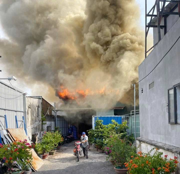 Cháy kho hàng ở xa lộ Hà Nội - TPHCM khiến nhiều tài sản bị thiêu rụi - Ảnh 5. Cháy kho hàng ở xa lộ Hà Nội - TPHCM khiến nhiều tài sản bị thiêu rụi - Ảnh 5.