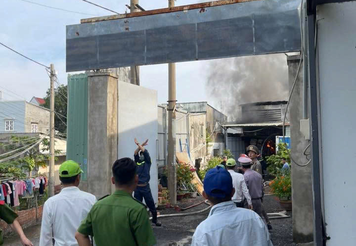 Cháy kho hàng ở xa lộ Hà Nội - TPHCM khiến nhiều tài sản bị thiêu rụi - Ảnh 6. Cháy kho hàng ở xa lộ Hà Nội - TPHCM khiến nhiều tài sản bị thiêu rụi - Ảnh 6.