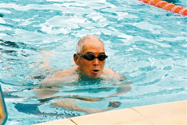 Người đàn ông 55 tuổi gan nhiễm mỡ đi bơi 30 phút mỗi ngày, sau 6 tháng kết quả khiến bác sĩ bất ngờ- Ảnh 1. Người đàn ông 55 tuổi gan nhiễm mỡ đi bơi 30 phút mỗi ngày, sau 6 tháng kết quả khiến bác sĩ bất ngờ- Ảnh 1.