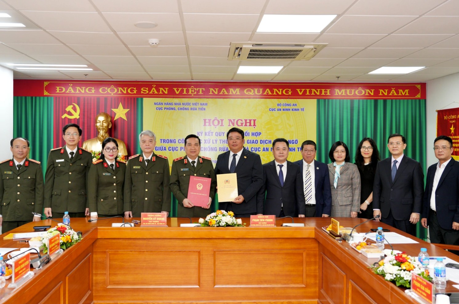 NHNN chuyển giao hơn 5 . 000 Giao dịch đáng ngờ cho Bộ Công an trong công tác phòng chống rửa tiền - Ảnh 1. NHNN chuyển giao hơn 5 . 000 Giao dịch đáng ngờ cho Bộ Công an trong công tác phòng chống rửa tiền - Ảnh 1.