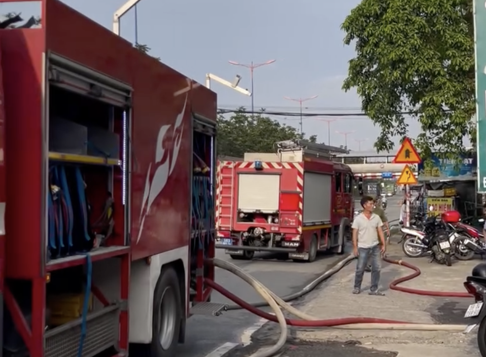 Cháy kho hàng ở xa lộ Hà Nội - TPHCM khiến nhiều tài sản bị thiêu rụi - Ảnh 7. Cháy kho hàng ở xa lộ Hà Nội - TPHCM khiến nhiều tài sản bị thiêu rụi - Ảnh 7.