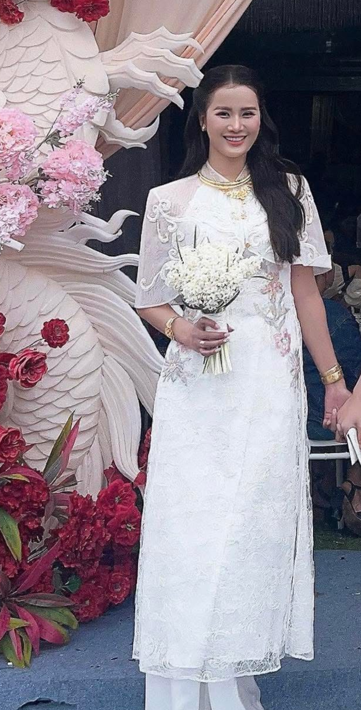 Đám cưới Hương Ly: Bí mật lễ ăn hỏi và chân dung chồng doanh nhân lộ diện - Ảnh 1. Đám cưới Hương Ly: Bí mật lễ ăn hỏi và chân dung chồng doanh nhân lộ diện - Ảnh 1.