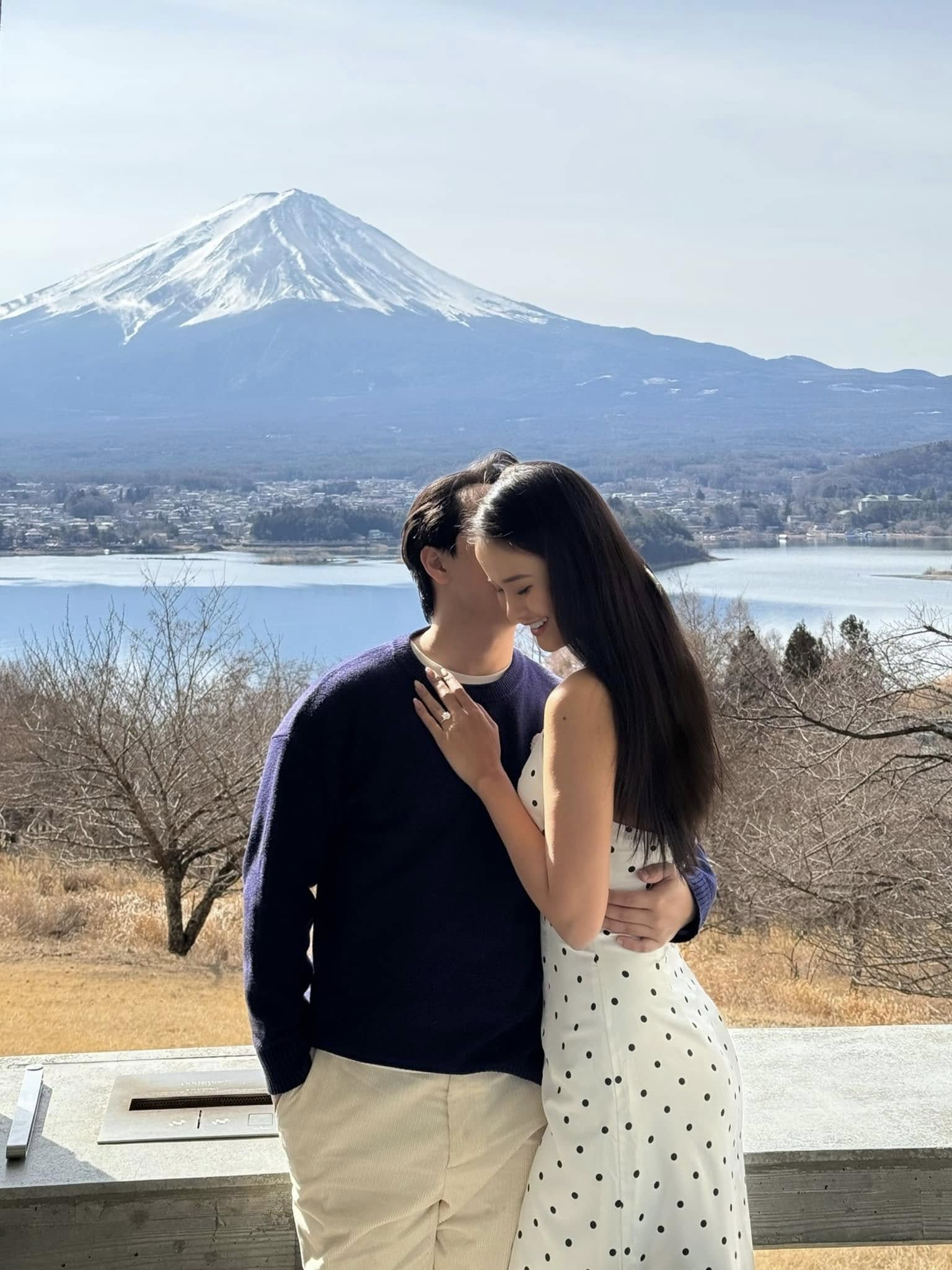 Đám cưới Hương Ly: Bí mật lễ ăn hỏi và chân dung chồng doanh nhân lộ diện - Ảnh 4. Đám cưới Hương Ly: Bí mật lễ ăn hỏi và chân dung chồng doanh nhân lộ diện - Ảnh 4.