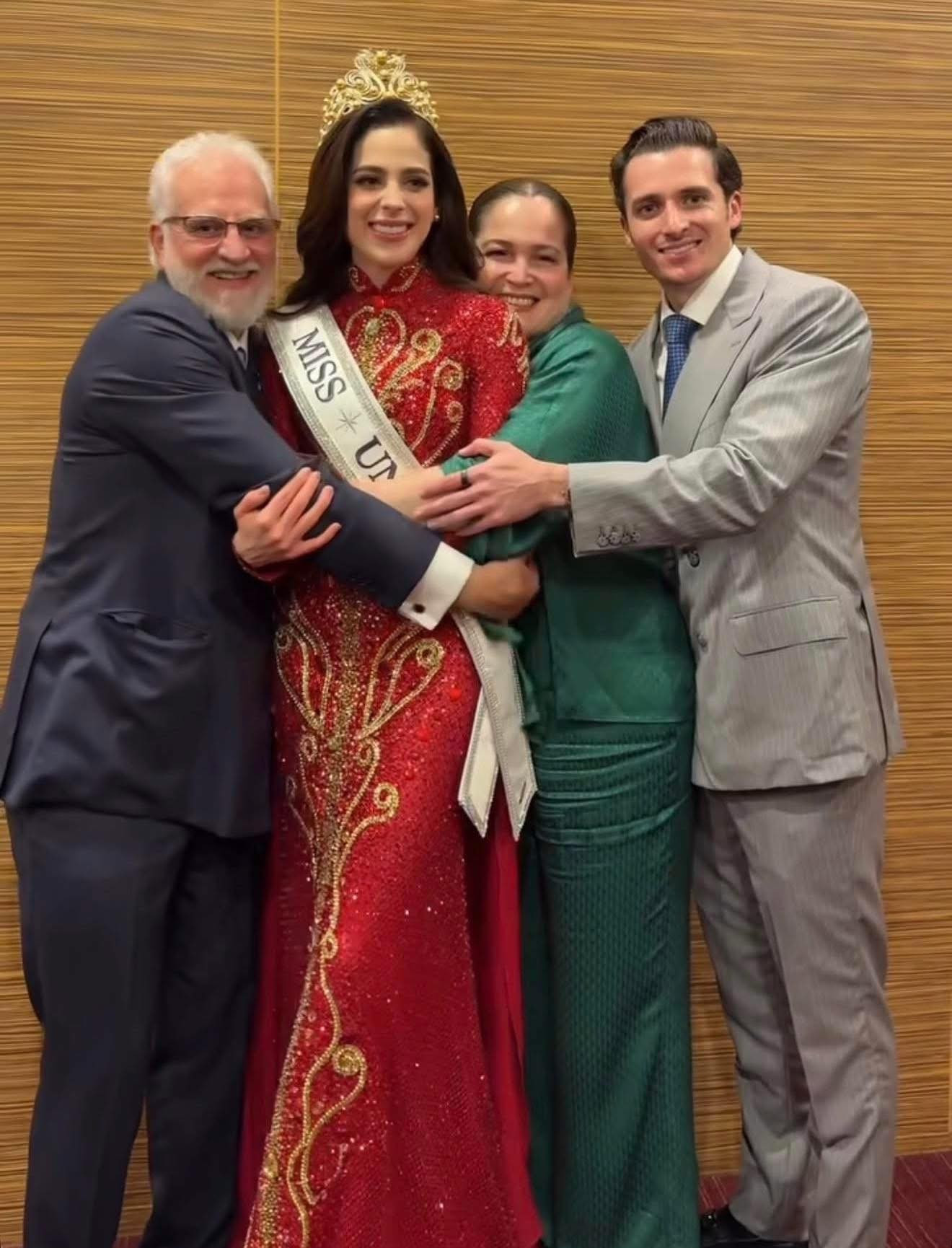 Bố Hoa hậu Hoàn vũ 2025 lên tiếng giữa làn sóng đe dọa và chỉ trích - Ảnh 1. Bố Hoa hậu Hoàn vũ 2025 lên tiếng giữa làn sóng đe dọa và chỉ trích - Ảnh 1.