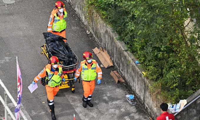 Nạn nhân trong đám cháy Hong Kong quấn chăn ướt , tay cầm chặt thẻ căn cước - Ảnh 2. Nạn nhân trong đám cháy Hong Kong quấn chăn ướt , tay cầm chặt thẻ căn cước - Ảnh 2.