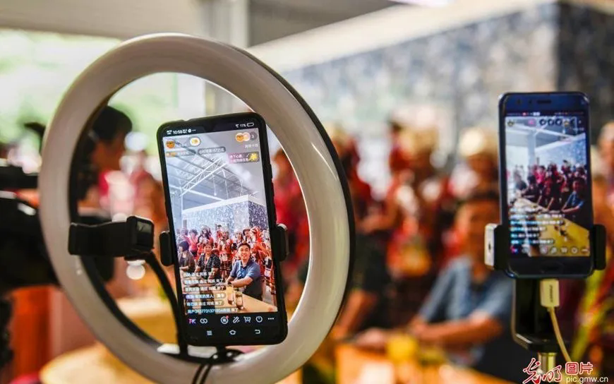 Trung Quốc xử lý nghiêm các tài khoản livestream nhóm có nội dung không phù hợp - Ảnh 1.