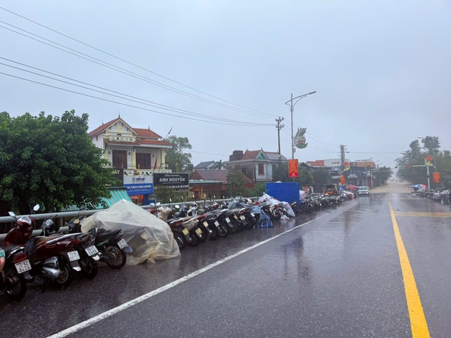 Biển nước bao vây xã Lệ Thủy, người dân hối hả chạy lũ- Ảnh 11. Biển nước bao vây xã Lệ Thủy, người dân hối hả chạy lũ- Ảnh 11.