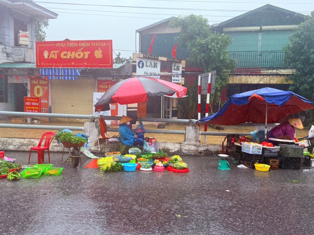 Biển nước bao vây xã Lệ Thủy, người dân hối hả chạy lũ- Ảnh 12. Biển nước bao vây xã Lệ Thủy, người dân hối hả chạy lũ- Ảnh 12.