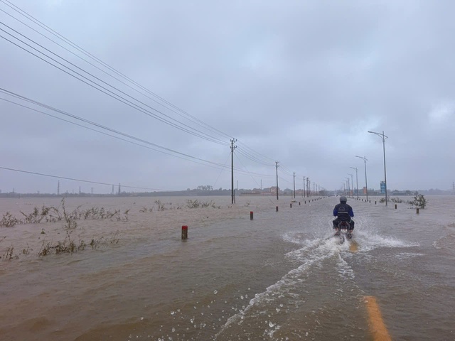 Biển nước bao vây xã Lệ Thủy, người dân hối hả chạy lũ- Ảnh 13. Biển nước bao vây xã Lệ Thủy, người dân hối hả chạy lũ- Ảnh 13.