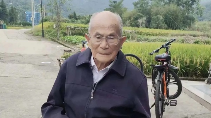 Bí quyết sống lâu của cụ ông 111 tuổi luôn uống rượu, hút thuốc, ăn đường Bí quyết sống lâu của cụ ông 111 tuổi luôn uống rượu, hút thuốc, ăn đường