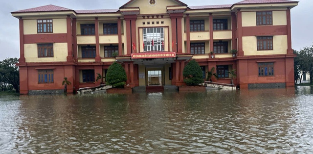 Biển nước bao vây xã Lệ Thủy, người dân hối hả chạy lũ- Ảnh 5. Biển nước bao vây xã Lệ Thủy, người dân hối hả chạy lũ- Ảnh 5.