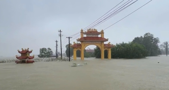 Biển nước bao vây xã Lệ Thủy, người dân hối hả chạy lũ- Ảnh 6. Biển nước bao vây xã Lệ Thủy, người dân hối hả chạy lũ- Ảnh 6.