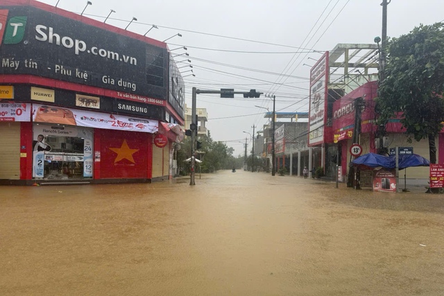 Biển nước bao vây xã Lệ Thủy, người dân hối hả chạy lũ- Ảnh 7. Biển nước bao vây xã Lệ Thủy, người dân hối hả chạy lũ- Ảnh 7.